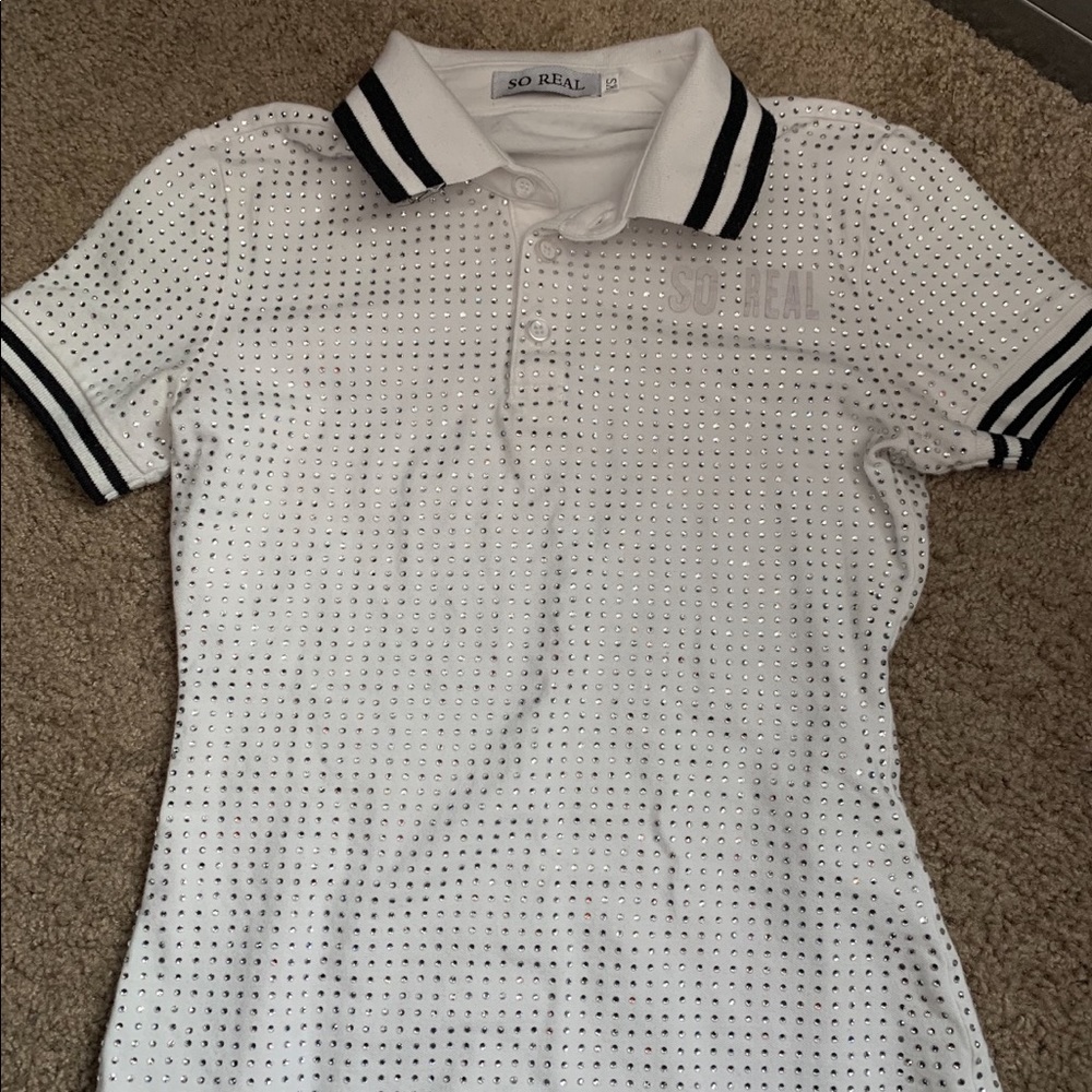 A white tee with diamonds on it. Only worn once !!